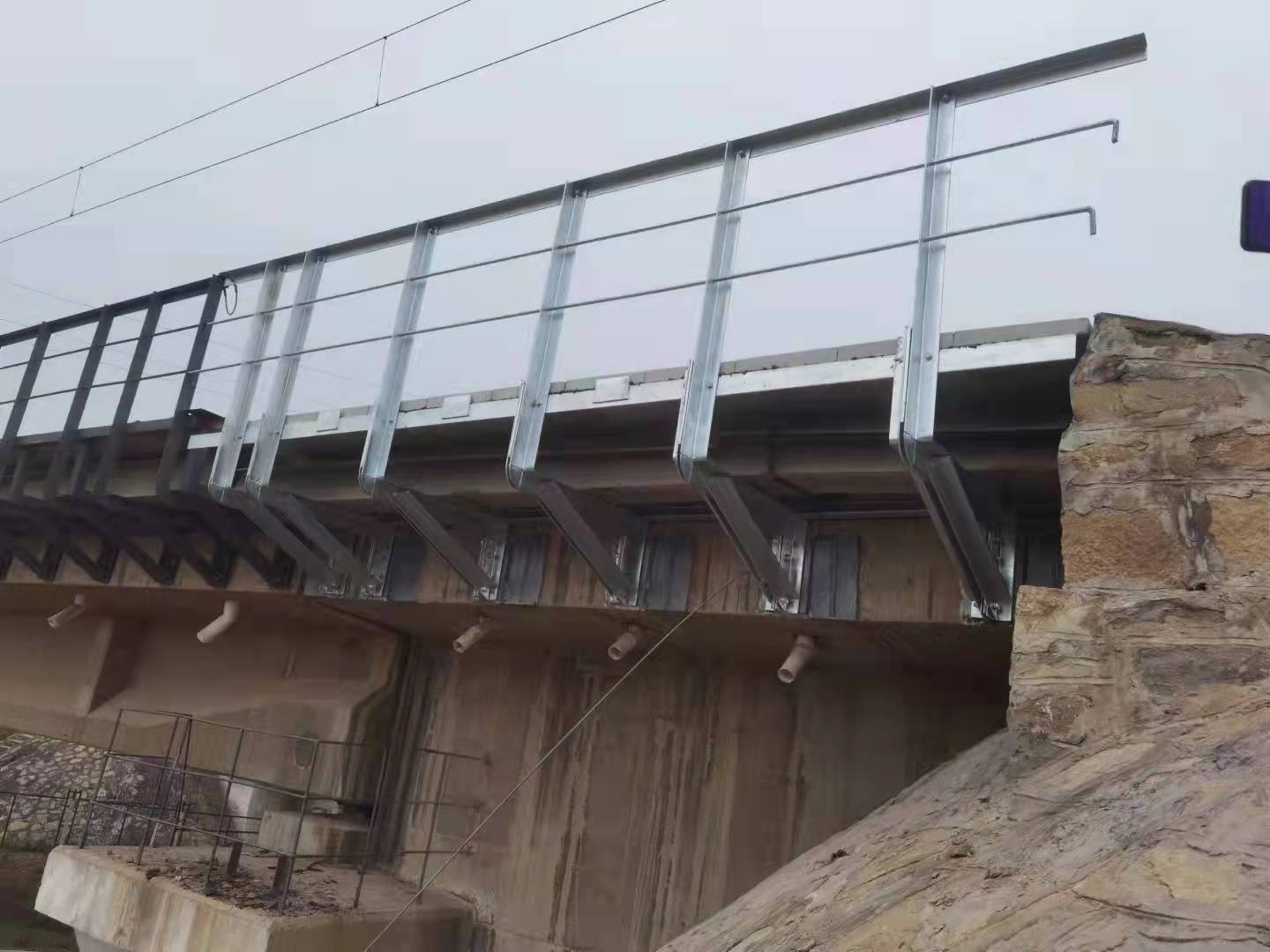 邯济铁路桥台人行道支架更换工程